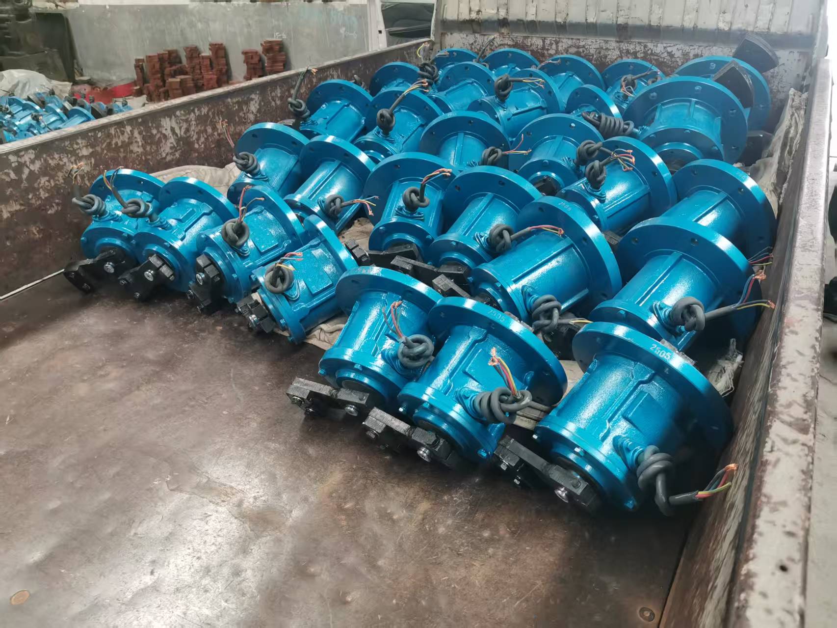 三江YZUL立式振動(dòng)電機(jī)發(fā)貨，本地客戶(hù)送貨中